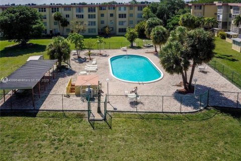 Condominio en alquiler en Miami, Florida, 1 dormitorio, 96.99 m2 № 1932400 - foto 26