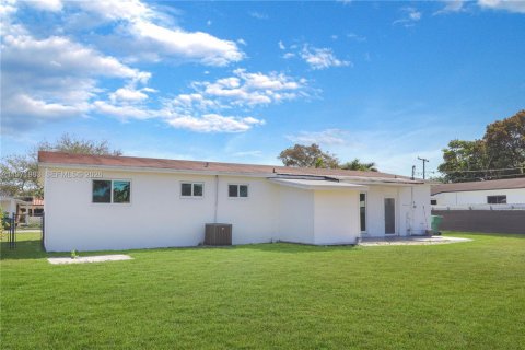 House in Miami, Florida 3 bedrooms, 124.86 sq.m. № 2041140 - photo 23