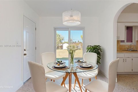 House in Miami, Florida 3 bedrooms, 124.86 sq.m. № 2041140 - photo 10