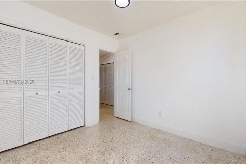 House in Miami, Florida 3 bedrooms, 124.86 sq.m. № 2041140 - photo 17