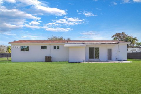 House in Miami, Florida 3 bedrooms, 124.86 sq.m. № 2041140 - photo 2