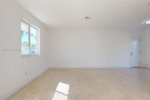 House in Miami, Florida 3 bedrooms, 124.86 sq.m. № 2041140 - photo 5