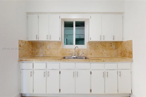 House in Miami, Florida 3 bedrooms, 124.86 sq.m. № 2041140 - photo 8