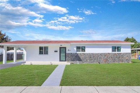 House in Miami, Florida 3 bedrooms, 124.86 sq.m. № 2041140