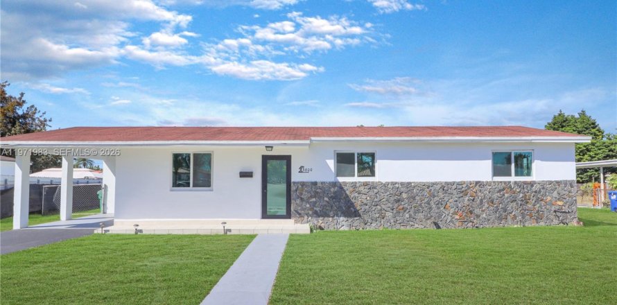 House in Miami, Florida 3 bedrooms, 124.86 sq.m. № 2041140