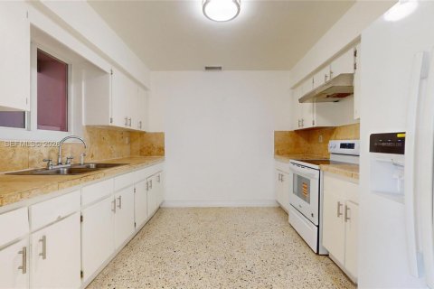 House in Miami, Florida 3 bedrooms, 124.86 sq.m. № 2041140 - photo 9