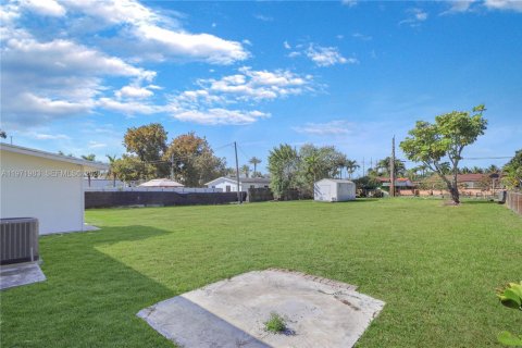 House in Miami, Florida 3 bedrooms, 124.86 sq.m. № 2041140 - photo 25