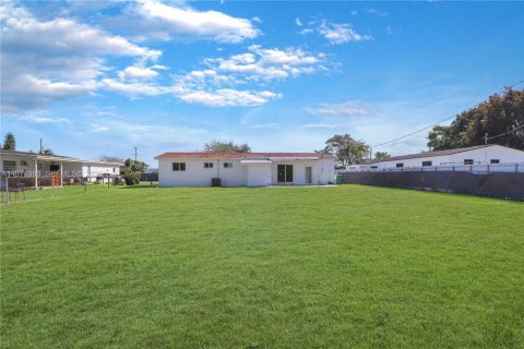 House in Miami, Florida 3 bedrooms, 124.86 sq.m. № 2041140 - photo 22