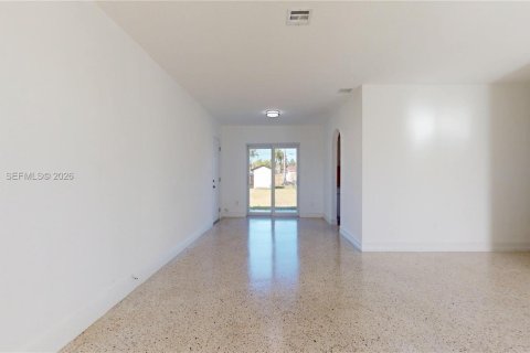 House in Miami, Florida 3 bedrooms, 124.86 sq.m. № 2041140 - photo 12