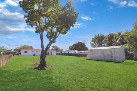 House in Miami, Florida 3 bedrooms, 124.86 sq.m. № 2041140 - photo 24