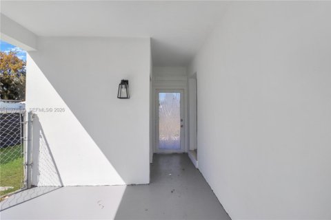 House in Miami, Florida 3 bedrooms, 124.86 sq.m. № 2041140 - photo 21