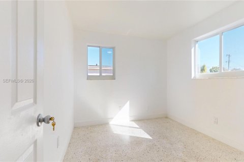 House in Miami, Florida 3 bedrooms, 124.86 sq.m. № 2041140 - photo 19