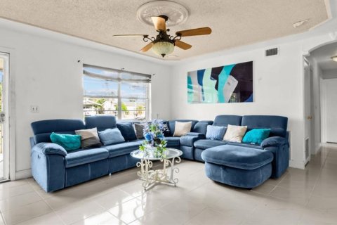 Villa ou maison à vendre à Orlando, Floride: 4 chambres, 116.13 m2 № 2388584 - photo 2