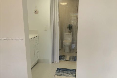 Condo in Coconut Creek, Florida, 2 bedrooms  № 1708755 - photo 11
