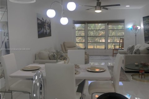 Condo in Coconut Creek, Florida, 2 bedrooms  № 1708755 - photo 3