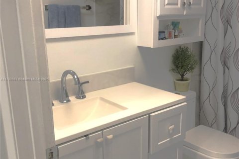 Condo in Coconut Creek, Florida, 2 bedrooms  № 1708755 - photo 17