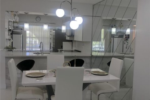 Condo in Coconut Creek, Florida, 2 bedrooms  № 1708755 - photo 6