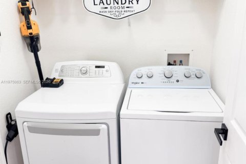 House in Clermont, Florida 4 bedrooms, 222.97 sq.m. № 2036281 - photo 13