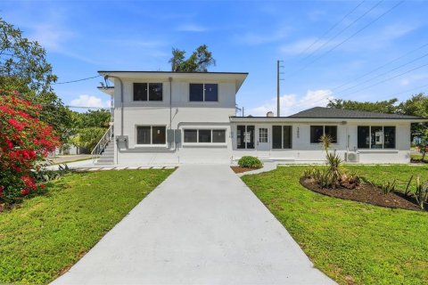 Propiedad comercial en Saint Petersburg, Florida 4 dormitorios, 216.28 m2 № 2106926