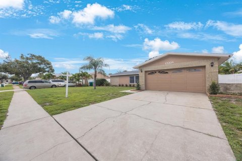 House in Seminole, Florida 3 bedrooms, 171.4 sq.m. № 1911822 - photo 2