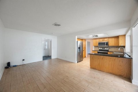 House in Seminole, Florida 3 bedrooms, 171.4 sq.m. № 1911822 - photo 14