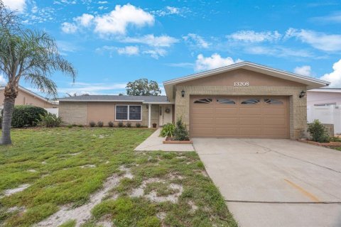 House in Seminole, Florida 3 bedrooms, 171.4 sq.m. № 1911822 - photo 1
