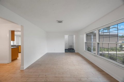 House in Seminole, Florida 3 bedrooms, 171.4 sq.m. № 1911822 - photo 8