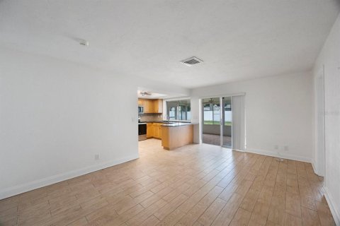 House in Seminole, Florida 3 bedrooms, 171.4 sq.m. № 1911822 - photo 13
