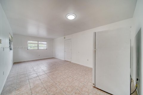 House in Miami, Florida 2 bedrooms, 411.37 sq.m. № 2050071 - photo 6