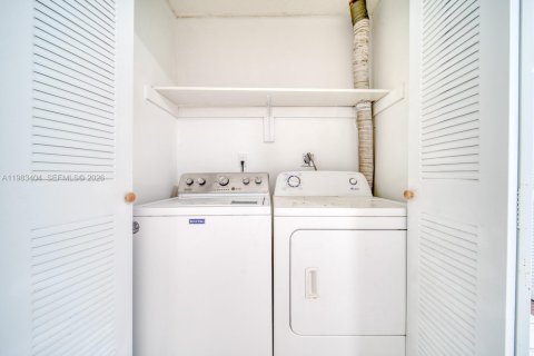 House in Miami, Florida 2 bedrooms, 411.37 sq.m. № 2050071 - photo 20