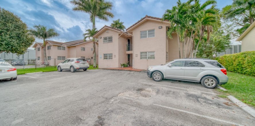 House in Miami, Florida 2 bedrooms, 411.37 sq.m. № 2050071