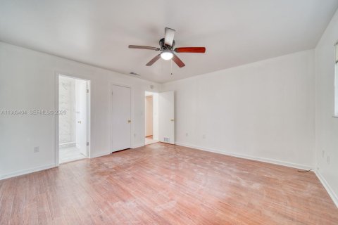 House in Miami, Florida 2 bedrooms, 411.37 sq.m. № 2050071 - photo 13