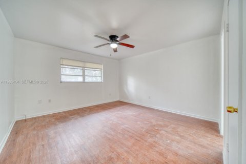 House in Miami, Florida 2 bedrooms, 411.37 sq.m. № 2050071 - photo 12