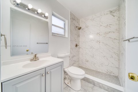 House in Miami, Florida 2 bedrooms, 411.37 sq.m. № 2050071 - photo 14