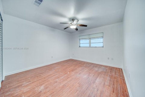 House in Miami, Florida 2 bedrooms, 411.37 sq.m. № 2050071 - photo 10