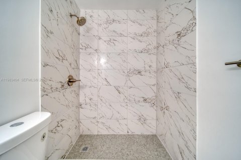 House in Miami, Florida 2 bedrooms, 411.37 sq.m. № 2050071 - photo 9