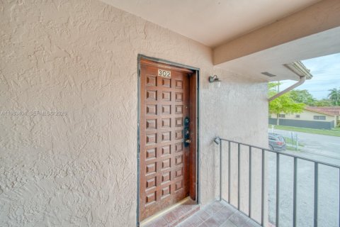 House in Miami, Florida 2 bedrooms, 411.37 sq.m. № 2050071 - photo 19