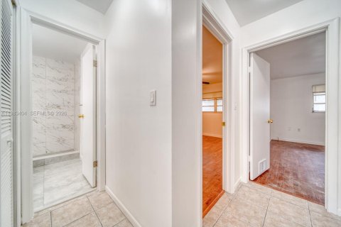 House in Miami, Florida 2 bedrooms, 411.37 sq.m. № 2050071 - photo 7