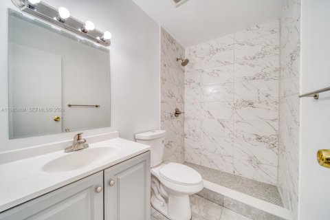 House in Miami, Florida 2 bedrooms, 411.37 sq.m. № 2050071 - photo 8