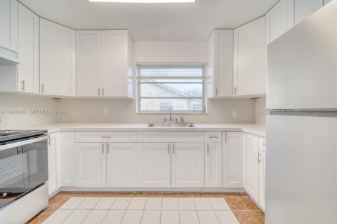 House in Miami, Florida 2 bedrooms, 411.37 sq.m. № 2050071 - photo 16