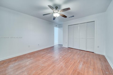 House in Miami, Florida 2 bedrooms, 411.37 sq.m. № 2050071 - photo 11