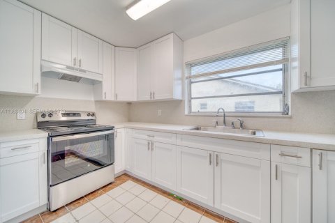 House in Miami, Florida 2 bedrooms, 411.37 sq.m. № 2050071 - photo 17