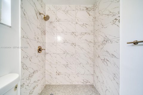 House in Miami, Florida 2 bedrooms, 411.37 sq.m. № 2050071 - photo 15