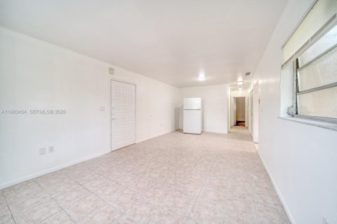 House in Miami, Florida 2 bedrooms, 411.37 sq.m. № 2050071 - photo 4