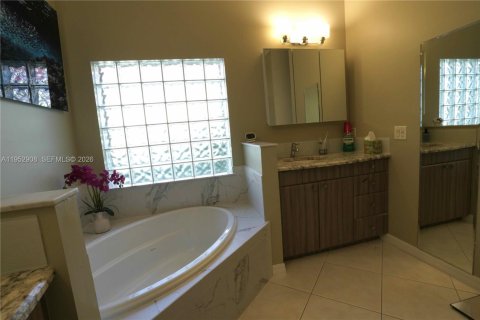 Купить виллу или дом в Порт-Сент-Луси, Флорида 2 спальни, 196.3м2, № 2007975 - фото 21