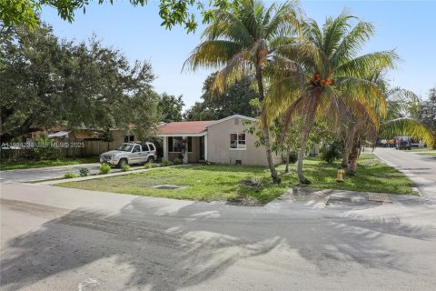 Casa en venta en Miramar, Florida, 4 dormitorios, 162.3 m2 № 1992649 - foto 2