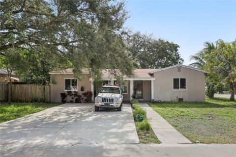 Casa en venta en Miramar, Florida, 4 dormitorios, 162.3 m2 № 1992649 - foto 1