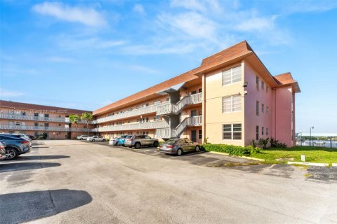 Condominio en venta en Miami, Florida, 2 dormitorios, 91.69 m2 № 1855153 - foto 1