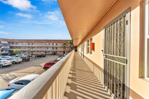 Condominio en venta en Miami, Florida, 2 dormitorios, 91.69 m2 № 1855153 - foto 2