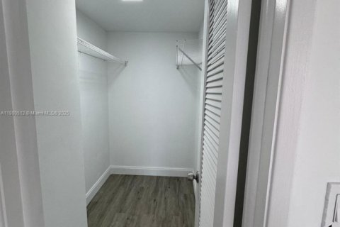 Снять в аренду таунхаус в Майами, Флорида 2 спальни, 124.49м2, № 1952838 - фото 16